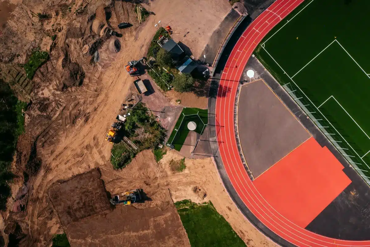 Markarbete vid friidrottsanläggning